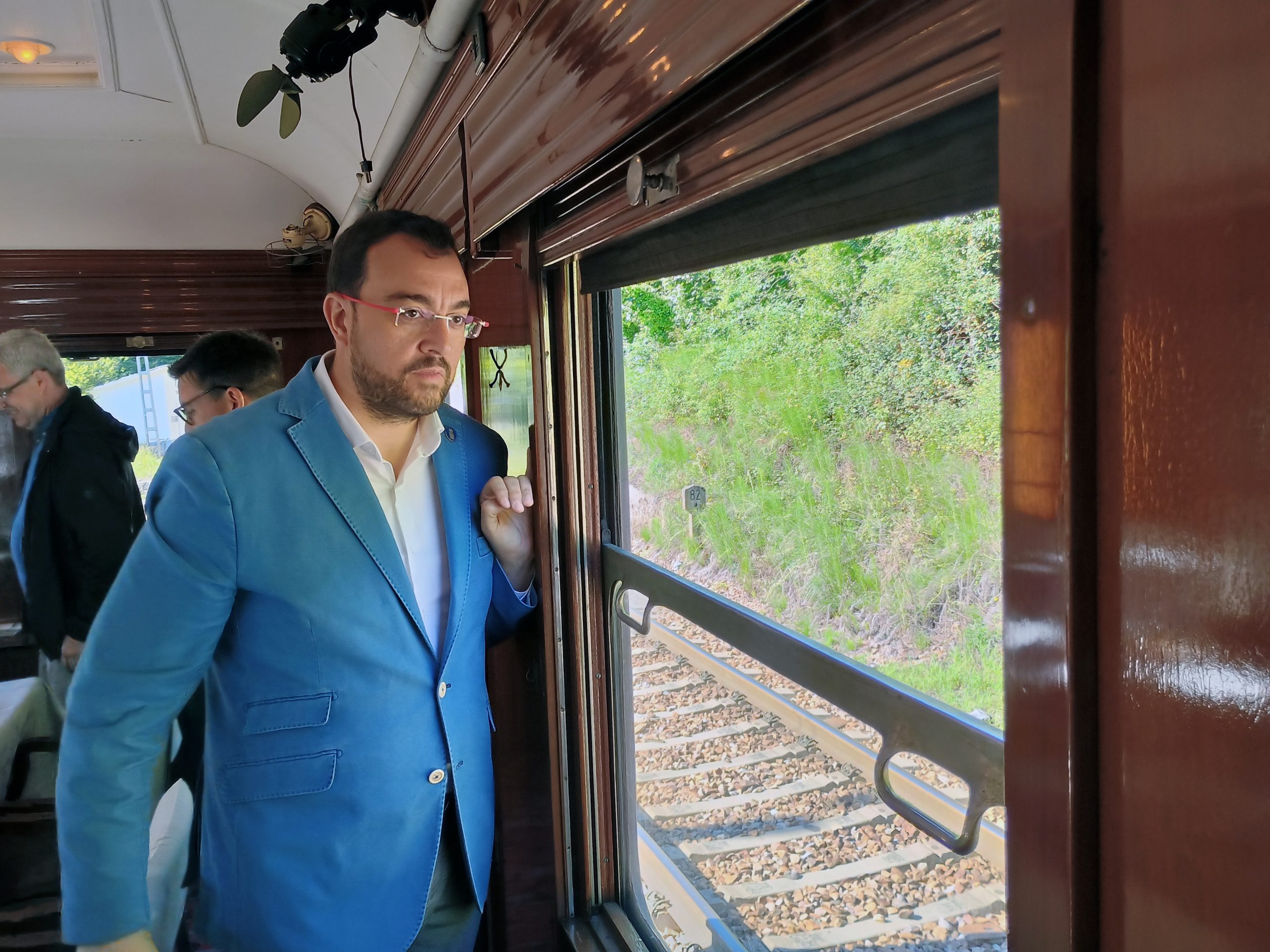 Adrián Barbón no pierde el tren